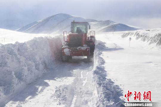 驻藏武警某部交通三支队雪中“鏖战”抢通新藏线