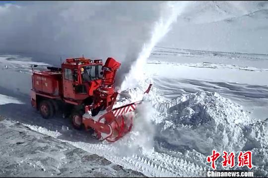 图为除雪机对路面积雪进行清理。 吴茂振 摄