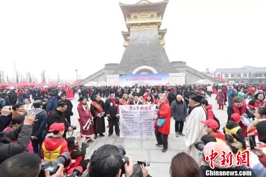 穿天节喊彩歌表演 周铁兵 摄