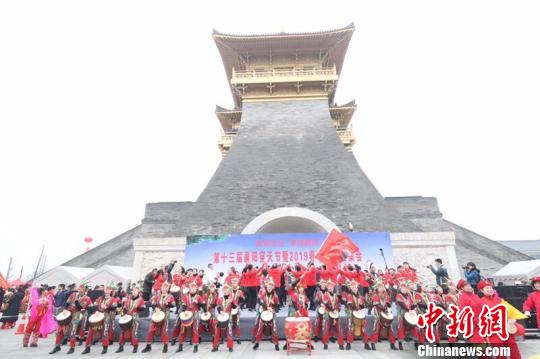 湖北襄阳举办穿天节源于周朝才子郑交甫