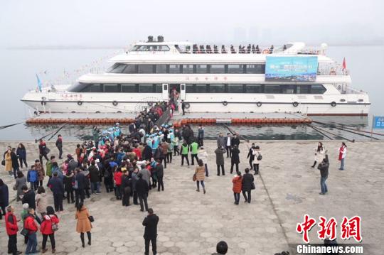 襄阳民众及游客登船泛游汉江 周铁兵 摄