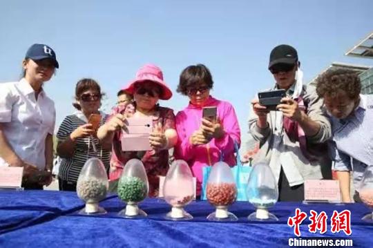 图为兰州禁毒宣传大会现场为民众讲解辨认毒品。 钟欣 摄