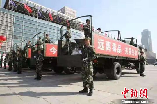 图为兰州“6·26”禁毒日销毁毒品出发前。 钟欣 摄