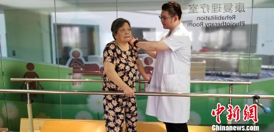 老人在康复理疗室做理疗。 供图