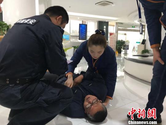 从开始到救助结束的12分钟,唐珂一直跪在冰冷的地面上救助。(受访者供图)