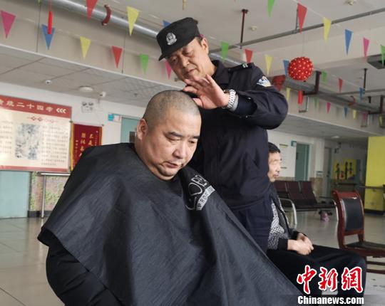 新疆兵团“热心人”义务理发20余载:“帮助别人快乐自己”