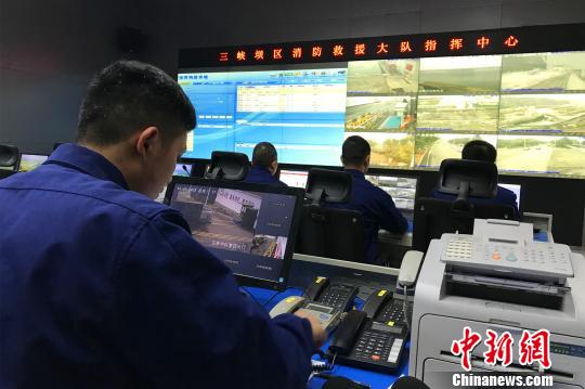 三峡大队护航船闸15年“零事故” 董晓斌 摄