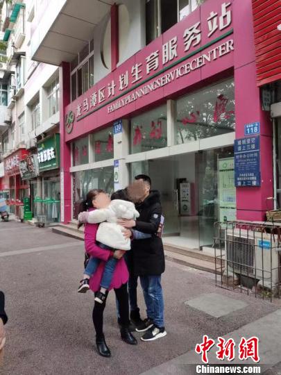 一家人幸福相拥。 杨烨 摄