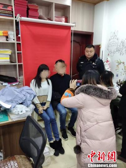 新人拍摄结婚照。 杨烨 摄