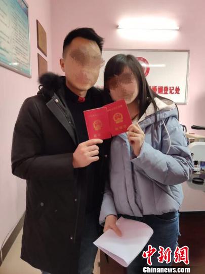 新人领取结婚证。 杨烨 摄