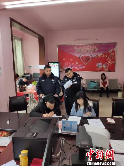 泸州小伙儿办理结婚登记民警现场“证婚”