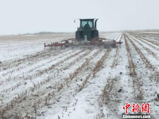 大马力机车进行机力破雪保墒工作,加速积雪融化。 王新栋 摄