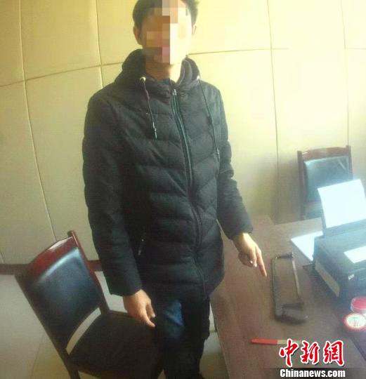 违法人马某在指认截停公交车的工具。邢台县公安局供图