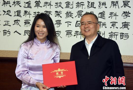 论坛结束后,孟庆海(右)向参会投资人代表颁授“科技创投先锋”证书。 孙自法 摄