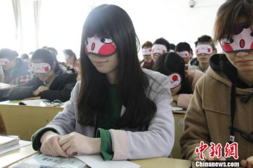 资料图:江西某高校学生上睡眠体验课。 邓缘 摄