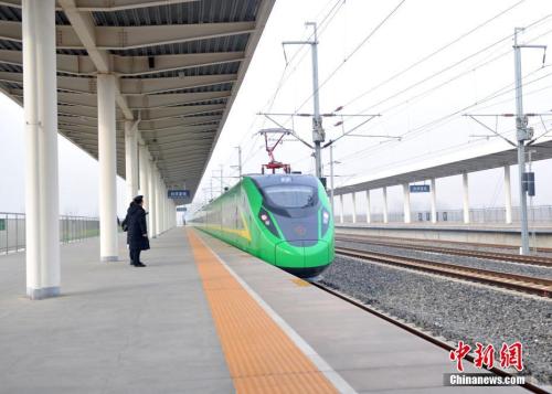 资料图:复兴号“绿巨人”开离白洋淀站。