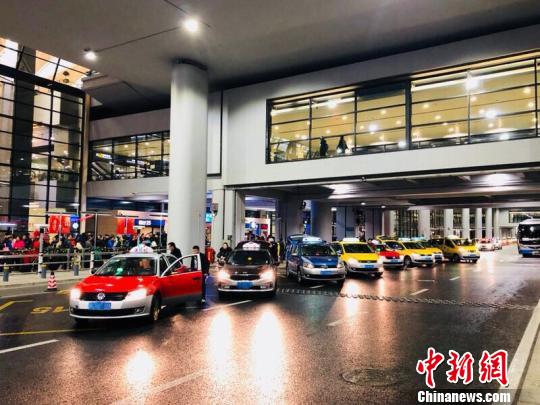 上海查处一起黄牛揽客、黑车拉客案件