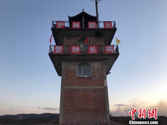图为黄土坡沙岩防火瞭望塔。 李庭耀 摄