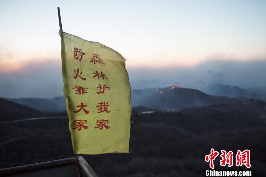 大风把瞭望塔栏杆上的小旗吹得完全展开。 武俊杰 摄