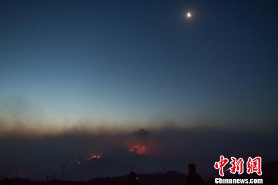 山西沁源山火发现者:火焰一度翻卷十几米高(图)