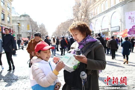 黑龙江首批“垃圾分类小督导员”在中央大街上岗。 邹德日 摄