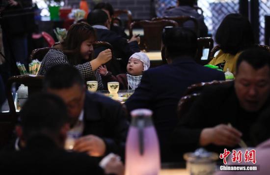 宁夏吴忠杨德福早茶拉面店的顾客在用早茶。中新社记者 杜洋 摄