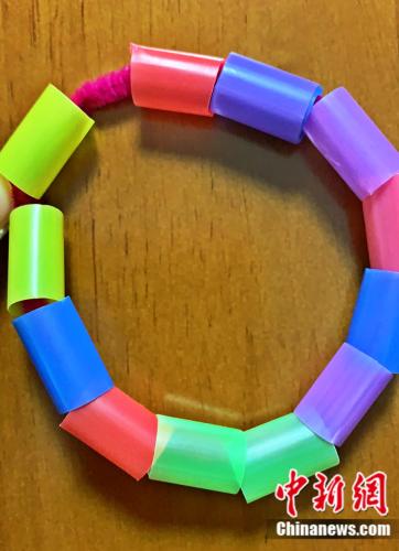 童童曾为妈妈制作的一个手环 受访者白莉供图