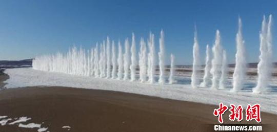 中俄界江激起近百米“冰瀑”。 周长平 摄