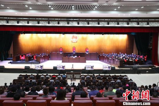 垄断大型工程、侵吞集体财产涉黑组织34人广州受审