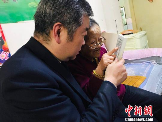 甘肃孝子照料八旬“老妈妈”十五载:陪伴解生活难题