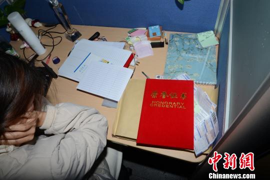 目前,王某、杜某等19名犯罪嫌疑人因涉嫌合同诈骗已被检察机关批准逮捕,罗某等13名犯罪嫌疑人被取保候审,案件正在进一步侦查中。上海警方供图