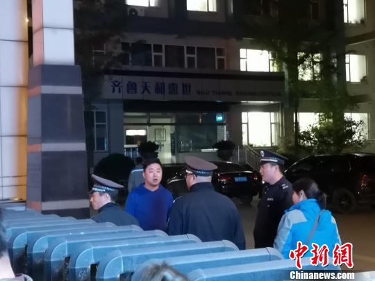 当晚,中新网记者赶赴现场看到,目前涉事公司门口已拉起警戒线,禁止外人出入。 沙见龙 摄