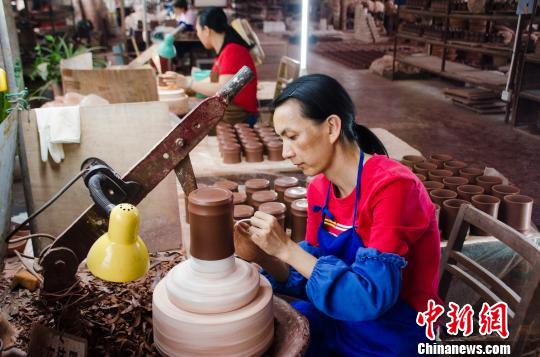 坭兴陶传统工艺制作车间的女工 翟李强 摄
