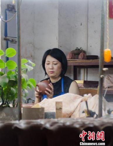 工人在制作坭兴陶茶壶 翟李强 摄