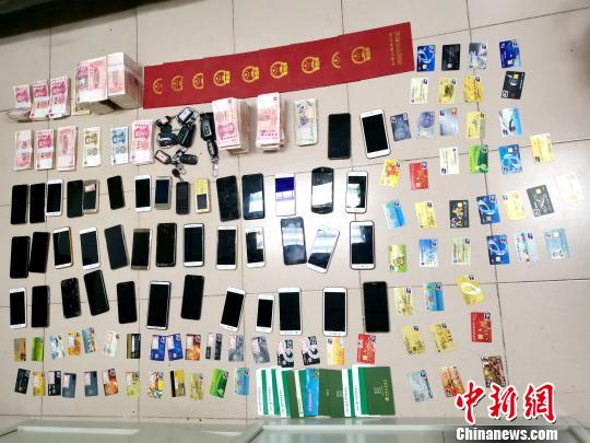 图为涉案钱物。海南警方供图