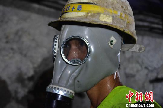图为一位佩戴防毒面具的建设者。 缪超 摄