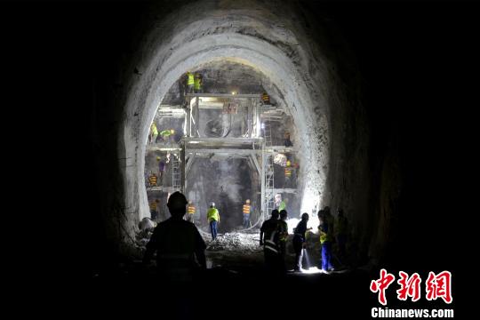 探访大临铁路红豆山隧道:防毒面具成建设者“标配”