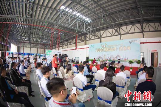 “追风博士”张博19日顺利抵达浙江杭州。 徐冯铭 摄