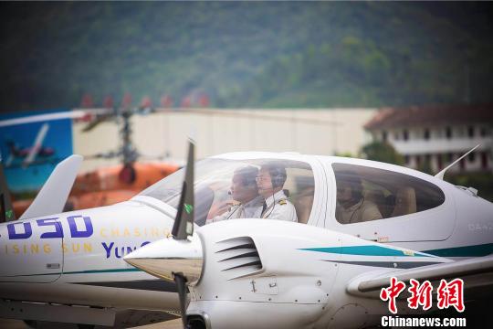 “追风博士”张博19日顺利抵达浙江杭州。 徐冯铭 摄