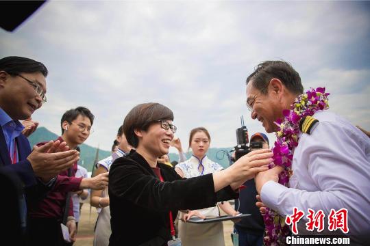 “追风博士”张博19日顺利抵达浙江杭州。 徐冯铭 摄