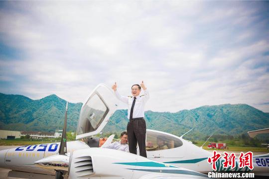 “追风博士”张博19日顺利抵达浙江杭州。 徐冯铭 摄