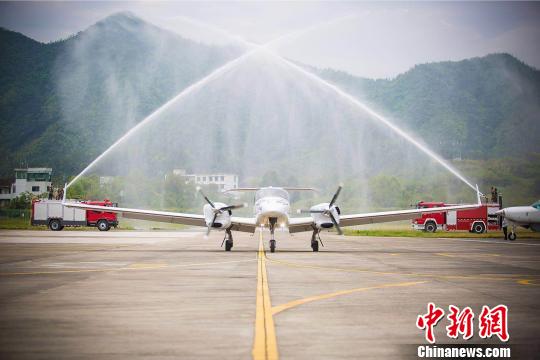 “追风博士”张博第二次环球飞行抵达杭州