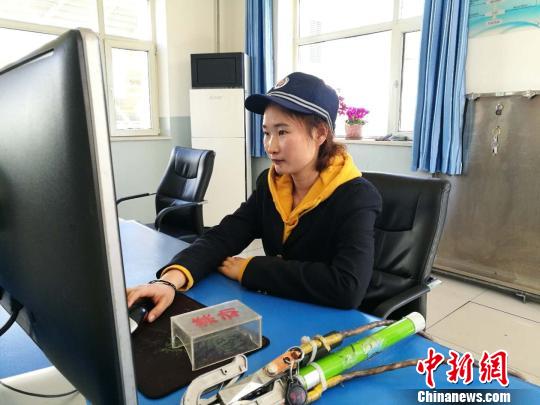 图为青藏集团有限公司西宁站的藏族职工包文云,25日她和同事们踏上了开往宝鸡的火车,在宝鸡铁路技师学院进行三个月的学习,等通过副司机的考试之后,就能走上机车乘务员的岗位。 陈勇 摄