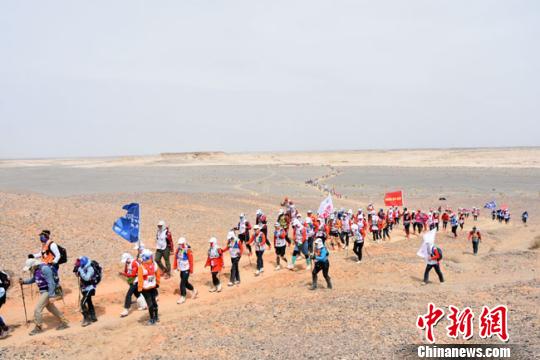 全球62所商学院学员挑战玄奘之路百余公里戈壁悟人生