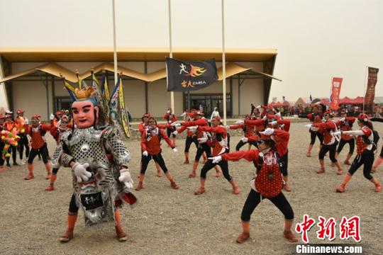 图为参赛者在比赛终点热舞。 魏金龙 摄