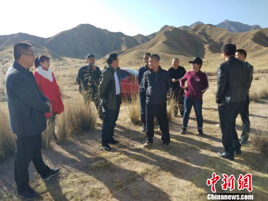 图为永昌县自然资源局副局长赵德善正在与林业技术人员规划植树造林区域。(资料图) 杜志忠 摄