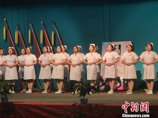 医学生们现场合唱《中国护士之歌》。 杨静 摄