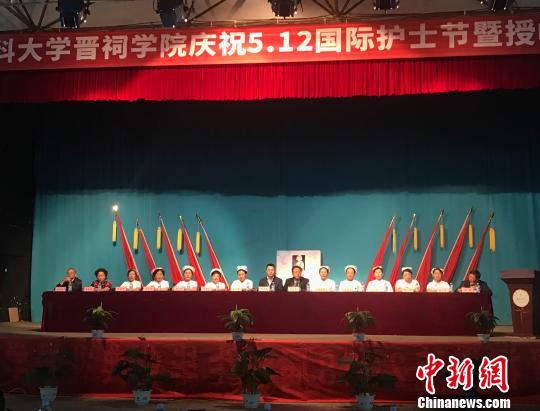 护理前辈为山西医学生授帽寄望传承医护职业