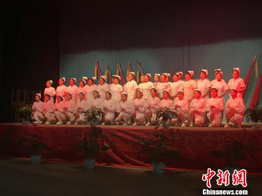 山西省级医院的护理前辈为即将奔赴护理岗位的护生戴上燕尾帽,点燃红烛。 杨静 摄