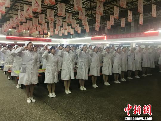 567名即将奔赴护理岗位的准护生现场庄严宣誓。 杨静 摄